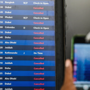 在海外旅行时遇到国际冲突危机，应该怎么办？